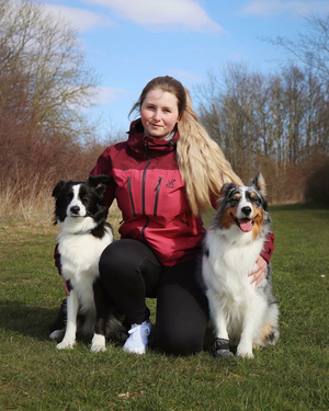Josefine Ryen med två hundar