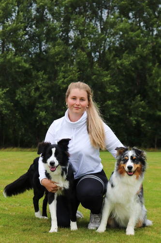 Josefine Ryen med hundarna Lovi och Asta